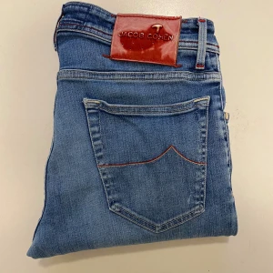 Blåa Jacob Cohen jeans 688 - Blåa Jacob Cohen jeans style 688 //  Storlek 33  Mått  Längd 101cm  Innerben längd 77cm  Midjebredd 39cm  Benöppning 15cm  Skriv vid minsta fråga eller fundering💯🤝
