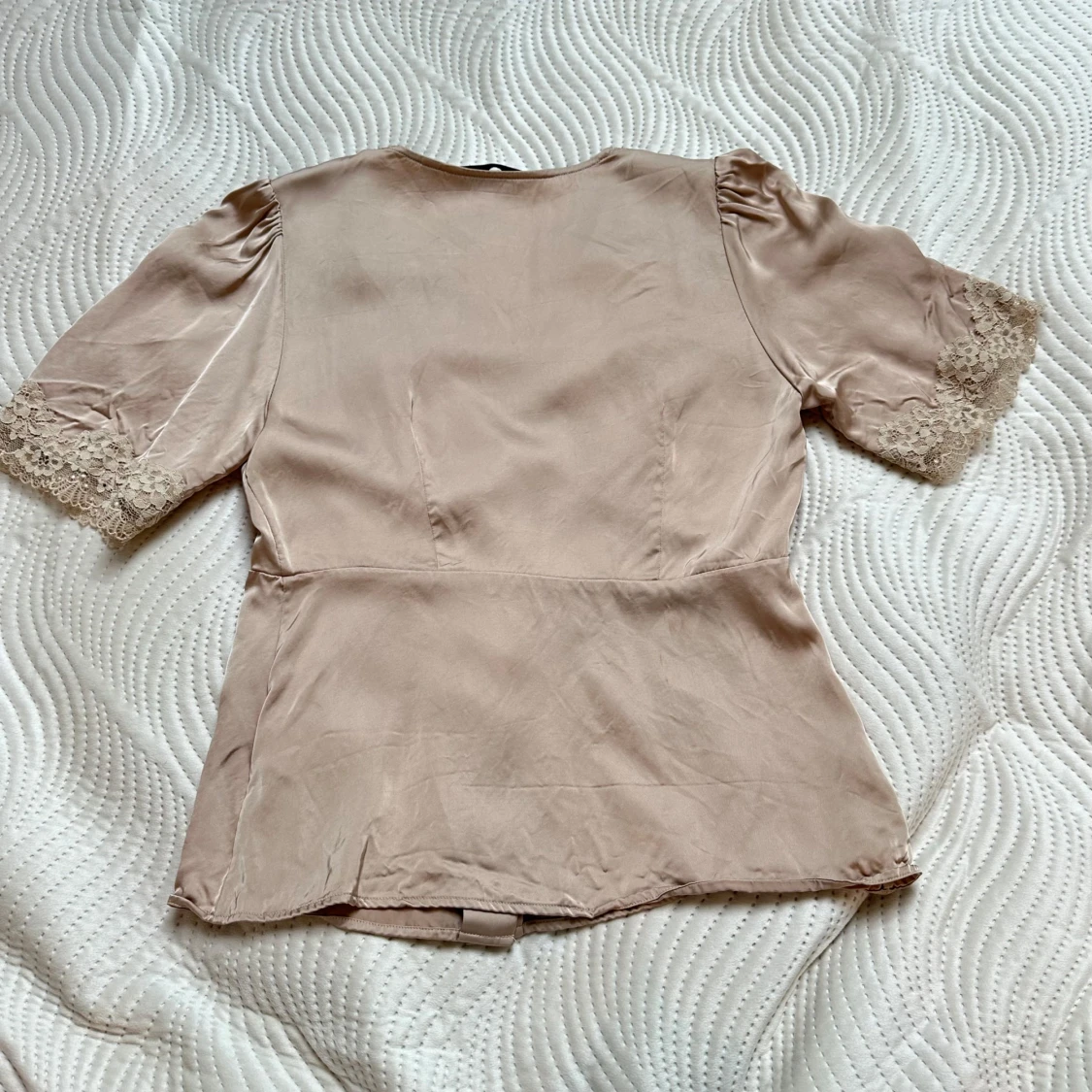 Champagnefärgad blus med spetsdetaljer - 1