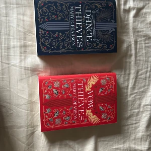 The vow of thieves  - The vow of thieves och dance of thieves. Böckerna är helt nya och är en del av en serie av 5 böcker. De kan läsas självständig eller fristående. De är helt nya och har bara suttit i bokhyllan oläst och behöver ett nytt hem!!! 
