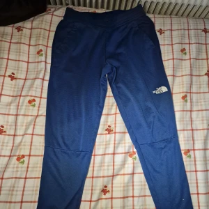 Blå träningsbyxor från The North Face - Snygga blå träningsbyxor från The North Face.