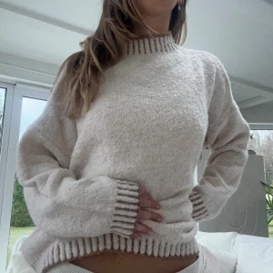 Stickad tröja i mohairblandning  - En stickad tröja från Jörlevik i storlek One size, sitter som en S/M. Jag fraktar inom 24h. Se liknande plagg i min profil! 