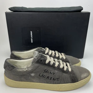 Saint Laurent skor  - Hej! Säljer nu dessa sjukt snygga ysl skor. Skorna är i nyskick! Har begränsat antal boxar och dustbag. Hör av dig vid frågor. 41 passar 42