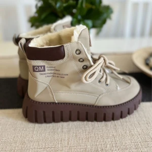 Beige boots med foder och grov sula - Chunky beige boots med brun grov sula och mörkbruna detaljer. Skorna har snörning, mjukt fuskpälsfoder och högre skaft. Perfekta för kalla dagar och ger en cool vibe till din outfit. Helt ny.