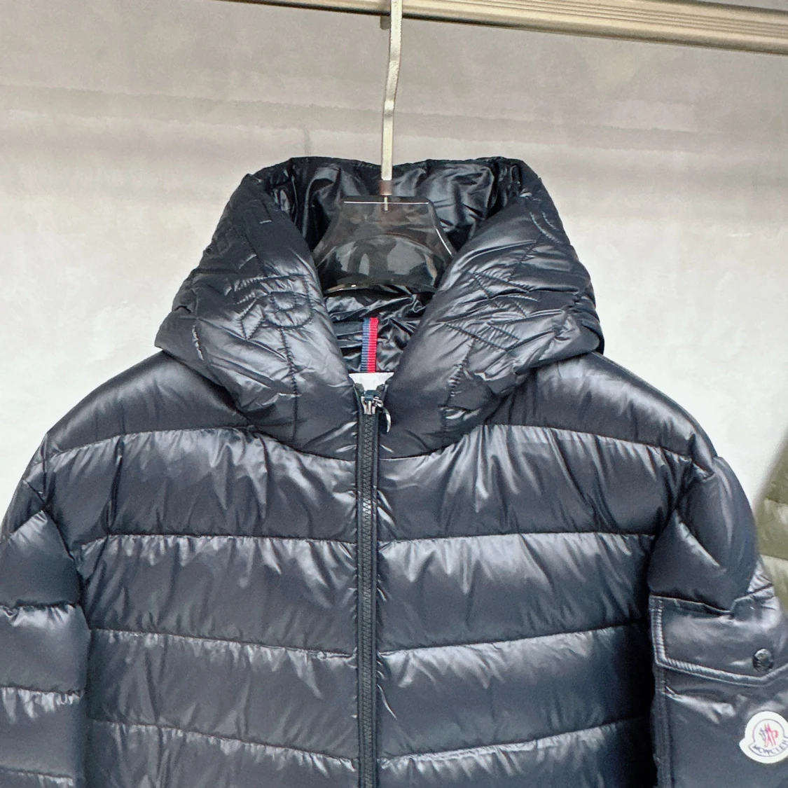 Svart Moncler pufferjacka med huva - 1