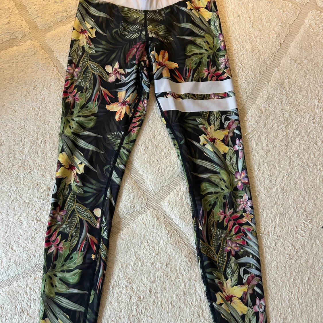 STRONGER leggings med tropiskt mönster - 2