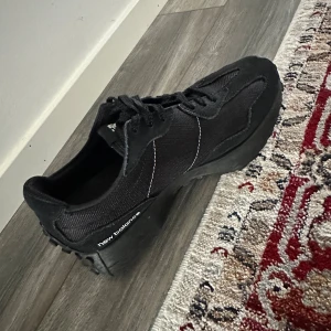 Svarta New Balance sneakers  - Säljer ett par helsvarta New Balance sneakers. 