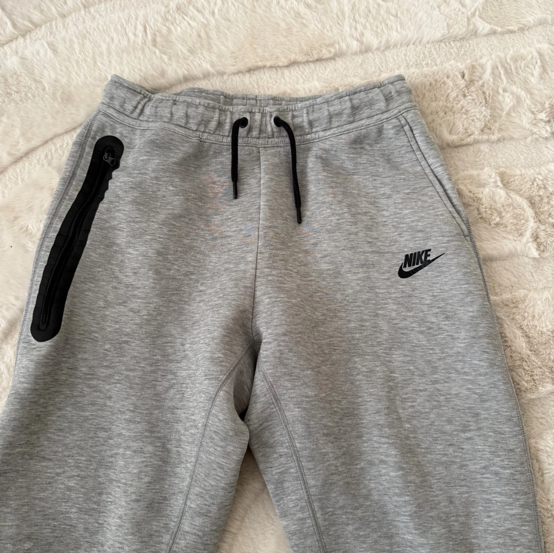 Grå mjukisbyxor Nike tech