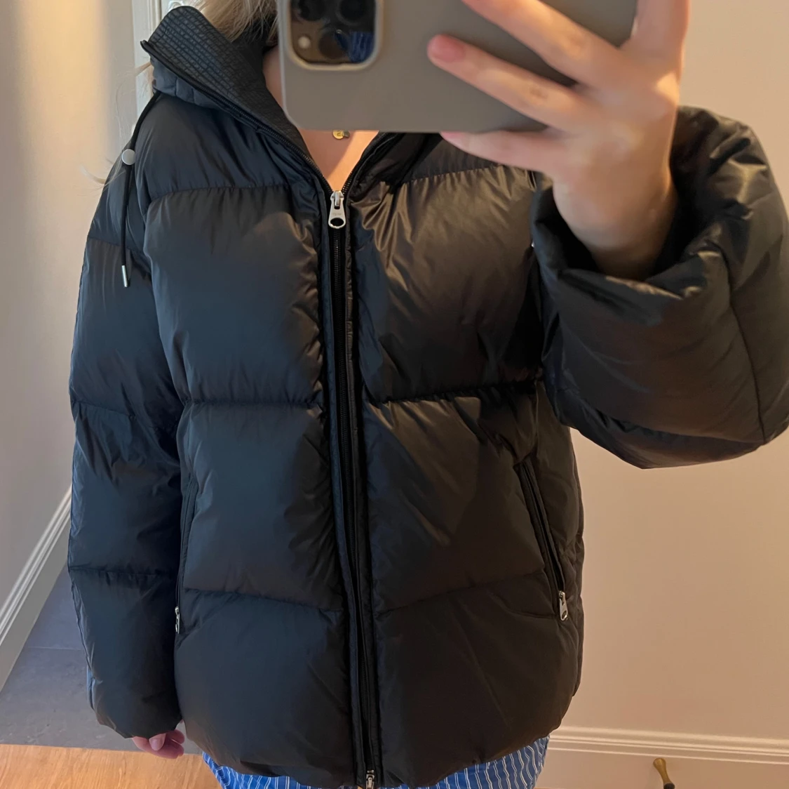 Svart pufferjacka från ARKET