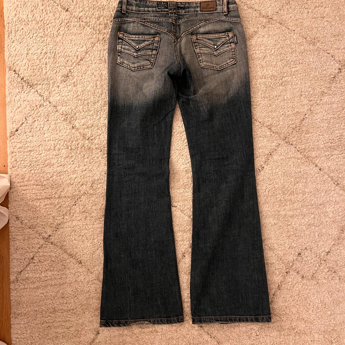 Lågmidjade utsvängda jeans - 2