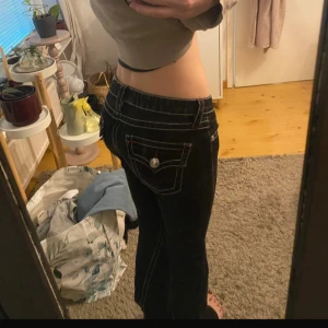 True Religion jeans - Snygga true religions som är köpta från nelly. Inga större skavanker men lite urtvättad vid midjan och små skador längst ner vid benen, detta syns inte om man inte tittar nära. Midjemått: 35 cm. Innerbenslängd: 80 cm. Storlek 24. De kostade 1500 när jag köpte dom.💕🥰
