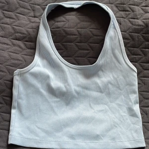 Ljusblå ribbad linnetopp från H&M - Säljer en ljusblå ribbad linnetopp från H&M Divided i storlek M. Som ny💗