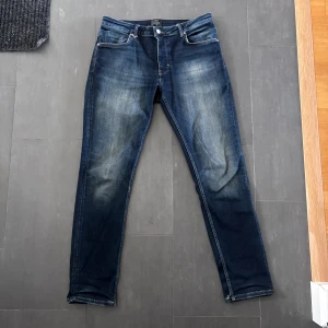 Neuw Lou Slim jeans blå 33/32 - Snygga blå jeans från Neuw i modellen Lou Slim. Köptes för ett år sedan men har knappt använt dem för har bytt stil. Storlek 33:32
