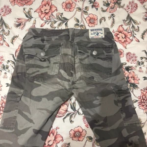 Cargobyxor camouflage True Religion😱🙏🙏 - !!PRIS GÅR ATT DISKUTERA!! Skit snygga trueys med camo print, skinny och passar perfekt om du har stövlar eller benvärmare över!!!🥳