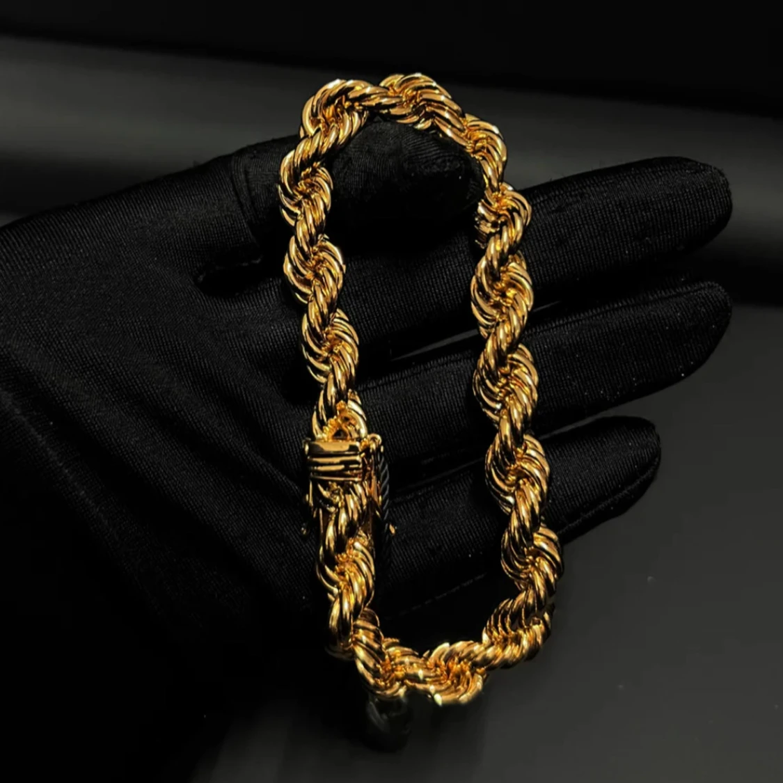 Guldigt tvinnat armband med stenar