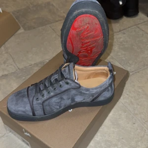 Christian Louboutin skor - Hej säljer dessa snygga louboutins som jag har använt ett par gånger fortfarande i bra skick passar inte mig längre tyvärr då det klämmer mina tår. Passa på om du vill ha snygga skor 