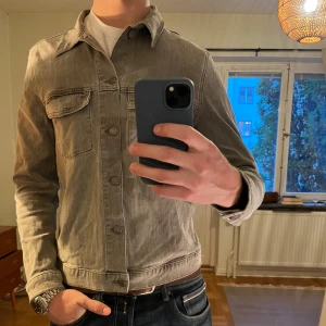 J.Lindeberg jeansjacka  - Säljer denna sjukt snygga Jeansjackan från J.Lindeberg⭐️ Färgen är grå och storleken är M✅ Den har inga defekter och skicket är utomordentligt🙌🤝 Sjukt najs passform och passar perfekt till hösten🍁🙌 Tveka inte på att höra av er dig vid minsta fråga eller fundering😊