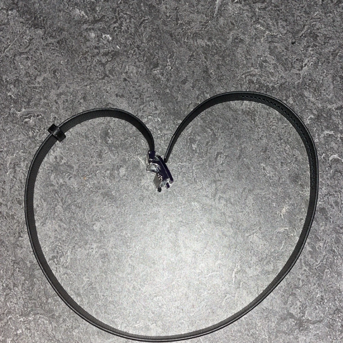 Randigt svart bälte med B-spänne - 3