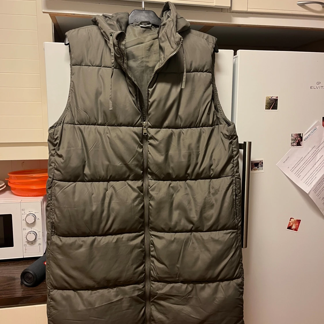 Olivgrön lång dunväst från Stories