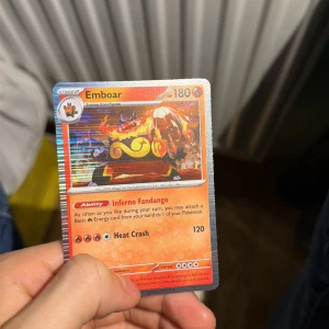 Emboar - Cool och glittrande Pokémonkort med Emboar, en eldig och kraftfull karaktär. Perfekt för samlare och fans som vill boosta sin lek med unika kort. Kortet har specialförmågan Inferno Fandango och attacken Heat Crash. Ett måste för dig som älskar Pokémon!