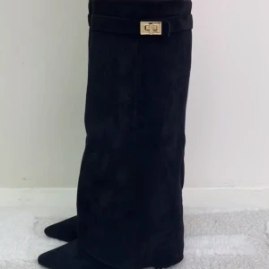 Svarta boots  - Svarta boots .