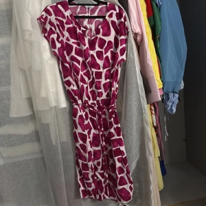 Mönstrad kort t shirt klänning  - Klänning köpt utomlands, kan användas som kort klänning eller tunika 