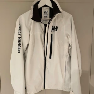 Helly Hansen jacka - Säljer nu min sjukt feta helly hansen jacka. Skick/9/10 typ helt ny. 