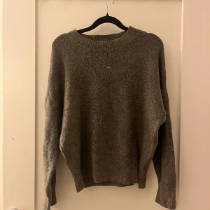 Brun stickad tröja från Zara - Mysig brun stickad tröja från Zara i storlek S. Tröjan har en rund halsringning och långa ärmar med avslappnad passform. Perfekt för kyliga dagar och enkel att matcha med jeans eller kjol. Materialet känns mjukt och värmande.