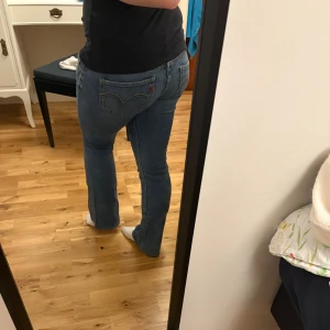 Levis Jeans - Säljer dessa superbekväma jeans från Levis! De är strechiga och sköna lågmidjade jeans 🥰 De är uppsydda i benen och har tecken på användning från när låren drar i varandra (se bild). Skriv vid frågor! 😊
