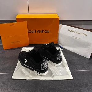 Lui vton skor - Snygga svarta skor med vita detaljer. Skickas inom 1 dag.