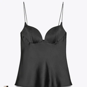 Viral Zara topp  - Helt oanvänd jättefin satin topp som är slutsåld, köpte fel storlek💕