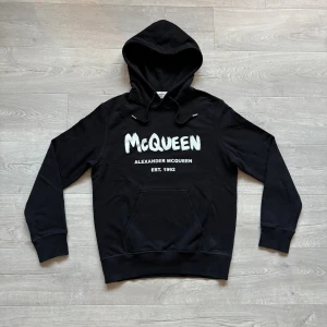 Alexander Mcqueen Hoodie - Riktigt snygg Alexander Mcqueen Hoodie i toppskick. Står storlek XL men sitter mer som           M/L. Tveka inte ställa frågor vid intresse🙌