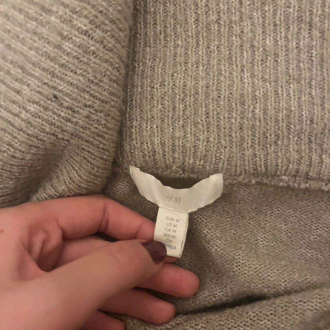 Beige offshoulder stickad tröja - 4