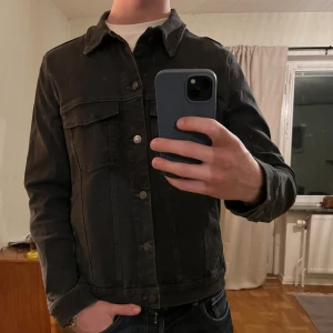 Jeansjacka J.Lindeberg mörkgrå  - Säljer denna sjukt snygga jeansjacka från J.Lindeberg⭐️ Färgen är grå och storleken är L✅ Den har inga defekter och skicket är utomordentligt🙌🤝 Sjukt najs passform och passar perfekt till hösten🍁🙌 Tveka inte på att höra av er dig vid minsta fråga eller fundering😊