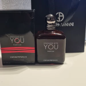 Emporio Armani Stronger With You Parfum - Stilren parfym från Emporio Armani, Stronger With You Parfum. Volym: 100 ml. Ingredienser: alkohol, parfym, vatten, kumarin, linalool, limonen, isoeugenol, citronellol, alpha-isomethyl ionone, eugenol, benzyl alcohol, citral, geraniol, cinnamal, cinnamyl alcohol, benzyl benzoate, methyl 2-octynoate. Tillverkad i Frankrike.