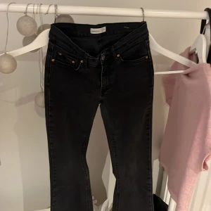 Svarta Perfect Jeans i storlek 34 - Snygga svarta jeans från Perfect Jeans i storlek 34. Modellen har klassisk femficksdesign, smal passform och Bootcut . Jeansen har svarta sömmar och silverfärgade knappar.