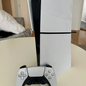 PlayStation 5 - Säljer en PlayStation 5 med original DualSense-kontroll. Konsolen är i fint skick med minimalt slitage, inga synliga repor eller skador. Perfekt för dig som vill uppleva nästa generations spel med snabb SSD och fantastisk grafik. Allt fungerar som det ska.