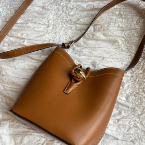 Väska - Brun mini väska från H&M