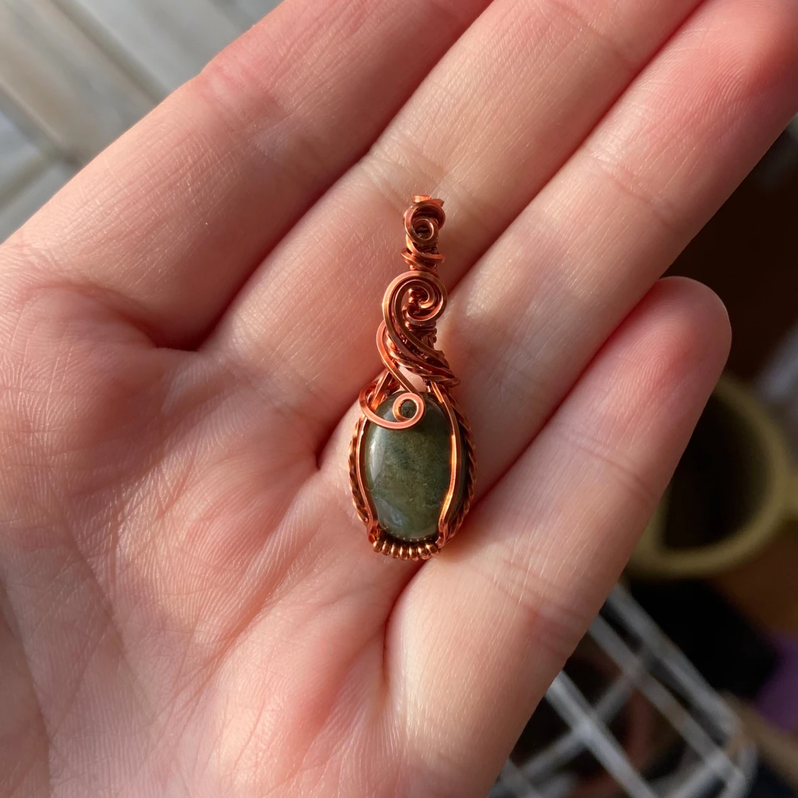 Handgjord berlock med grön sten - 2