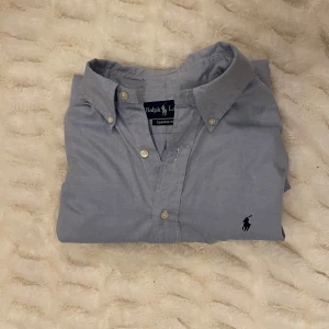 Ljusblå ralph lauren skjorta - Stilig skjorta från ralph lauren | Storlek M men den är väldigt stor i storleken, passar bättre i L | nypris runt 1800kr