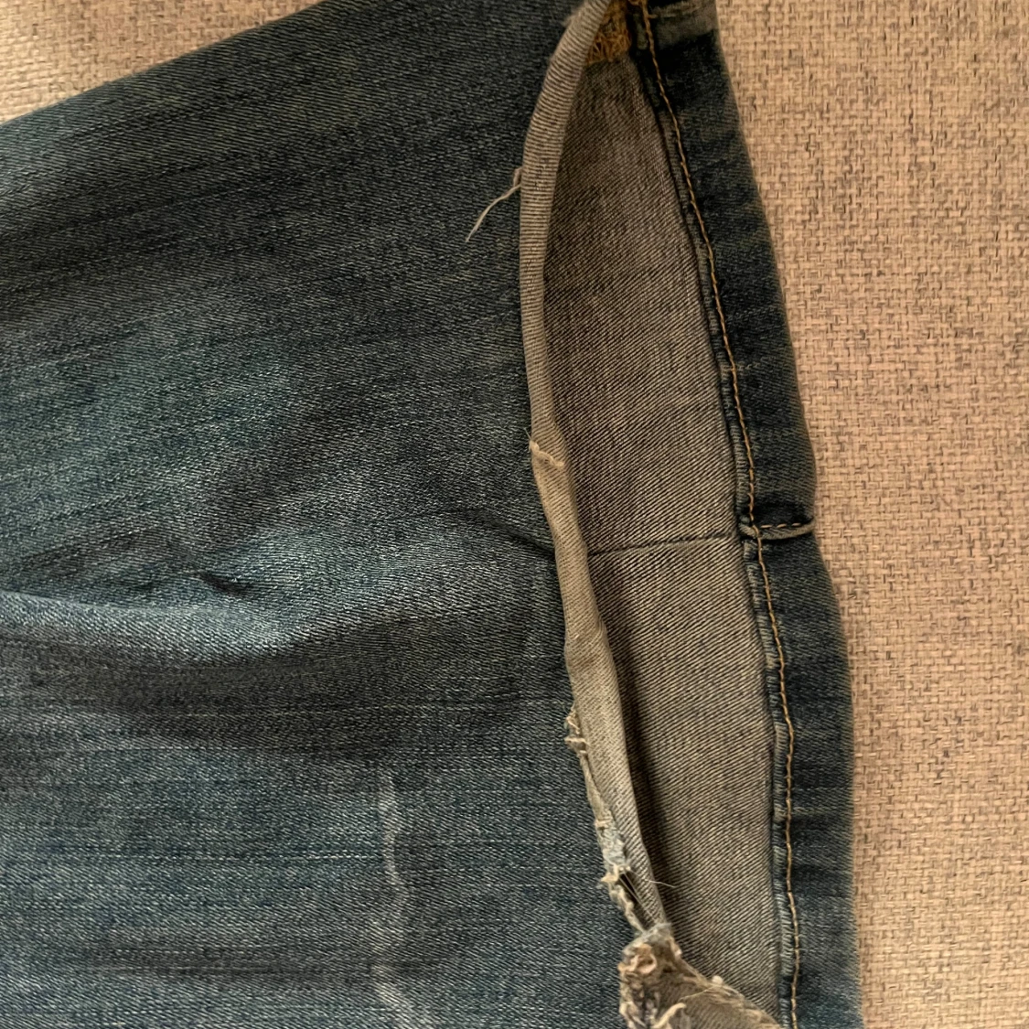 Blå bootcut jeans med fickdetaljer - 2