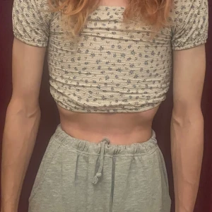 Söt blommig topp! - En söt blommig topp - Knappast använd utan 1-2 gånger. Storlek XXS men passar säkert en XS/S. Inte jag på bilden utan min vän! OBS: Köpare står för frakt!