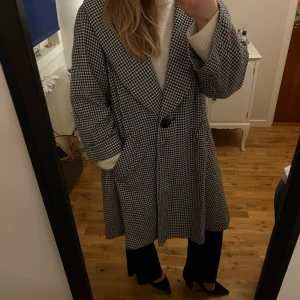 Kappa - Supersöt jacka som jag säljer vidare då jag inte längre använder den. Den är i ett fint skick och endast använd några gånger. På framsidan finns två mycket rymliga fickor. Bara att skriva vid funderingar!🥰