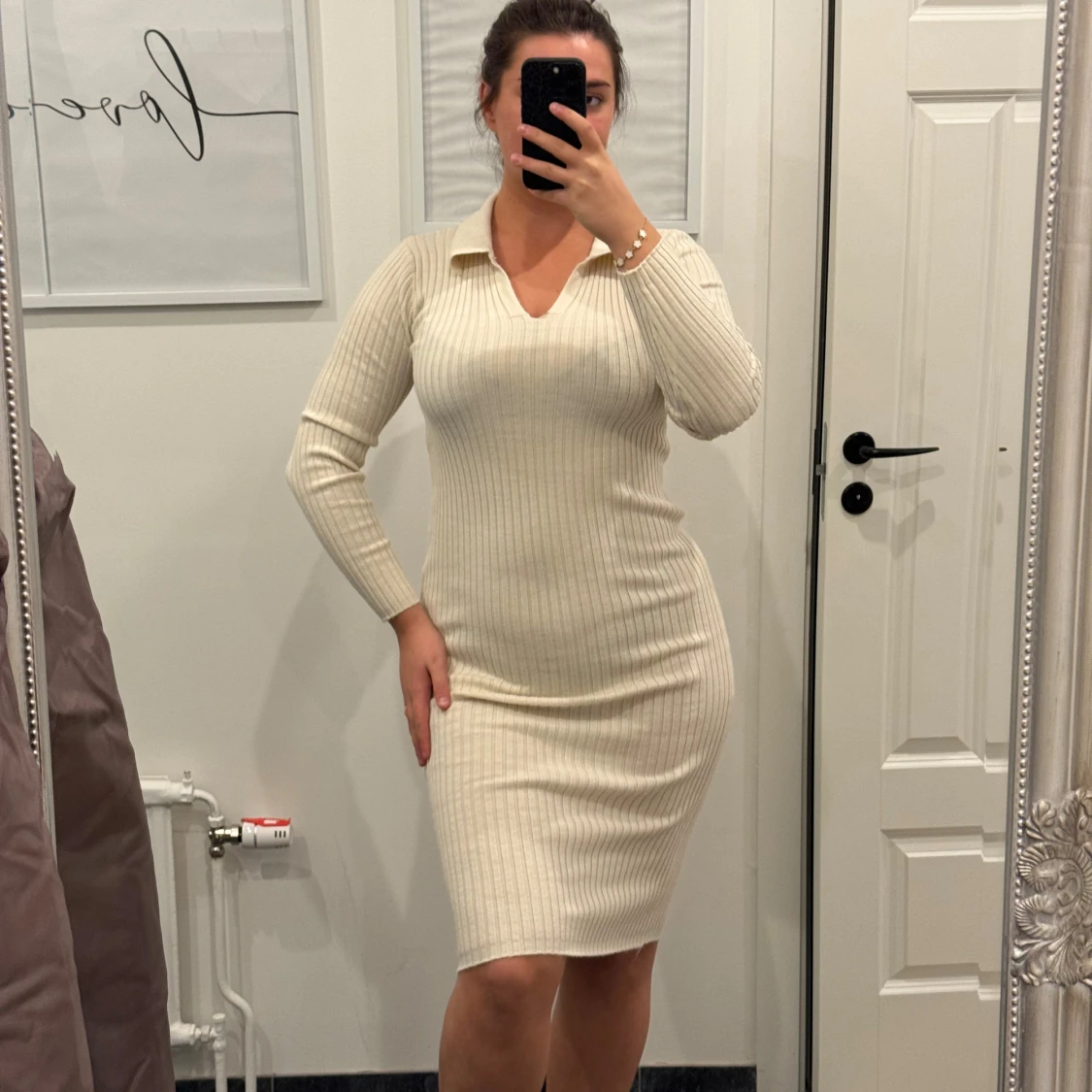 Ribbad beige stickad klänning