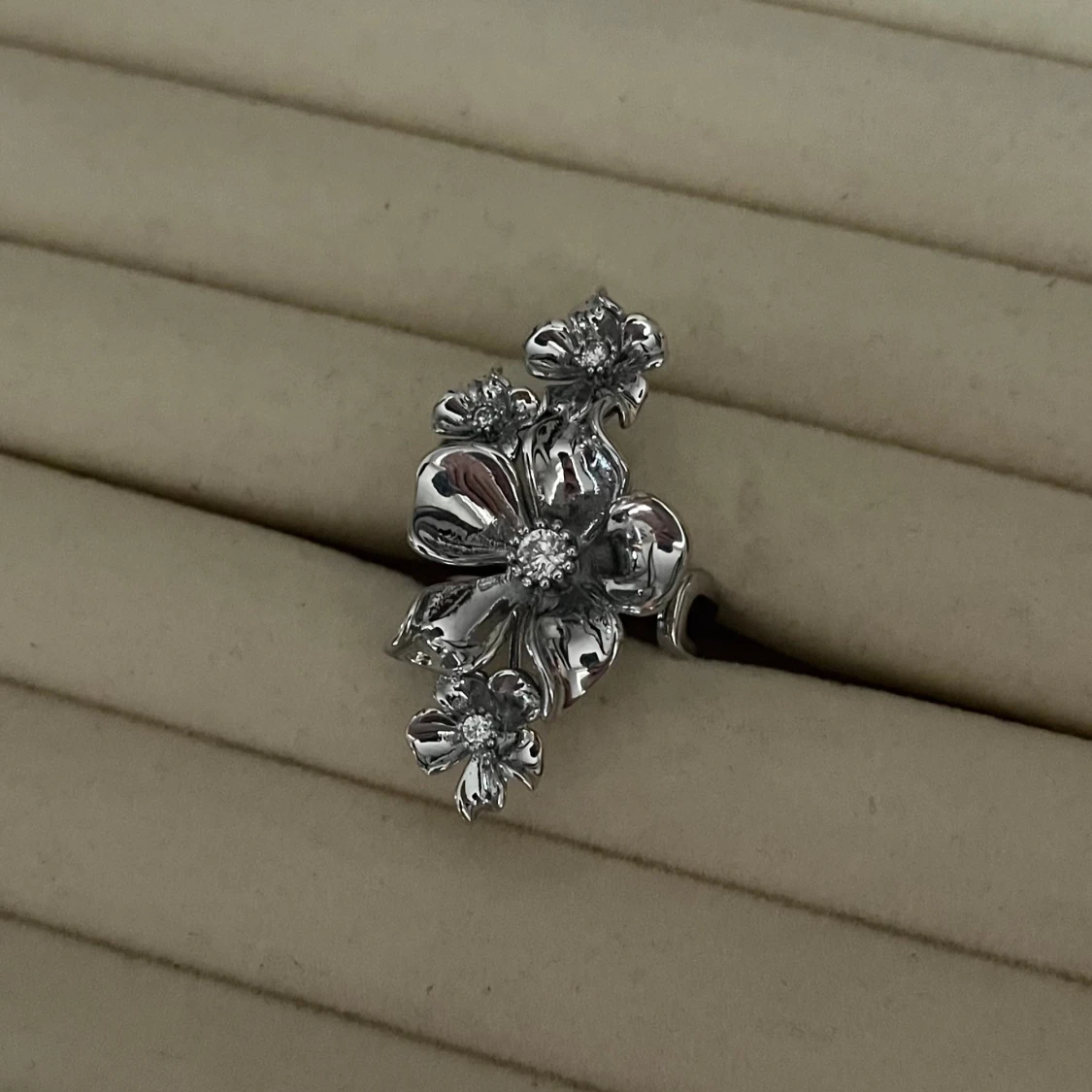 Ioaku ”La Fleur Multi Ring” inspirerad ring