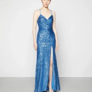 Blå glittrig balklänning - Glittrig blå balklänning🩵 Klänningen är köpt här på plick men aldrig använd av mig. Den har använts vid ett annat tillfälle. Klänningen är i storlek 36 och från mascara london. Personen på bild är 170 cm. Nypris är ca 2500kr. Vid frågor eller funderingar är det bara att skriva. Priset kan diskuteras💕