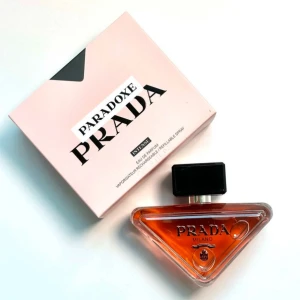 Prada Paradoxe Intense EdP 50ml - Trendig och ikonisk doft från Prada. Paradoxe Intense EdP, 50ml. Den är endast sprayad en gång, men kände att doften inte passade mig. Jag säljer den för 1000kr då den är köpt för 1600kr. Jag skickar gärna fler bilder om det önskas! 🩷