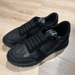 Valentino Garavani svarta sneakers - Säljer ett par riktigt feta valentino rockrunners!🤩tyvärr var dem för små för mig så det blev att sälja. Dem är inte använda någon gång förutom när jag provade dem så att skicket är 10/10😇