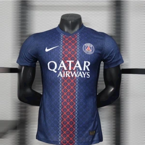 PSG matchtröja blå Nike 25/26 - Säljer en snygg Paris Saint-Germain fotbollströja från Nike i mörkblått med rött och vitt geometriskt mönster längs mitten. Tröjan har korta ärmar, PSG-logga på bröstet och Qatar Airways som sponsor. Perfekt för dig som vill representera PSG på läktaren eller planen.