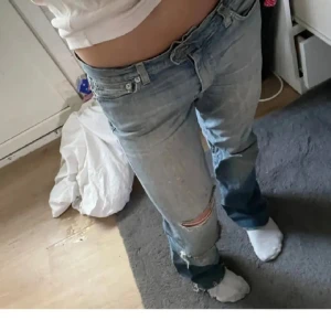 Crocker jeans  - Säljer ett par crocker jeans. Bilder från tidigare ägare då de var för korta på mig som är 165🥰 passar om man är 155 typ. Midjemåttet är 72och innerbenslängden är 68cm