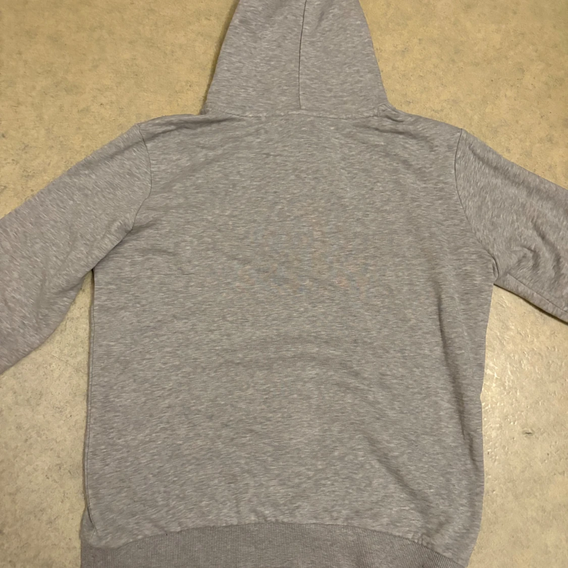 Grå hoodie från Peak Performance - 1